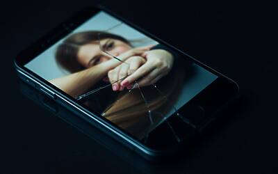 Elisa denuncia furto di video su Onlyfans dopo incidente stradale e difficoltà economiche