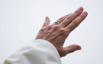 Papa Bergoglio ringrazia e saluta il suo infermiere dopo il ritorno in piazza: le sue ultime parole