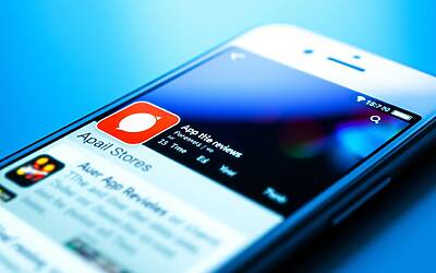 Riassunti AI delle recensioni su App Store spiegati da Apple in iOS 18.4 per migliorare l’esperienza utenti