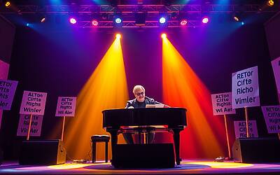 Elton John e Dua Lipa protagonisti della protesta internazionale contro l’uso eccessivo dell’intelligenza artificiale