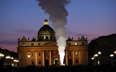 Nuovo Papa scelto dal Conclave attira folla in piazza San Pietro e interesse globale immediato