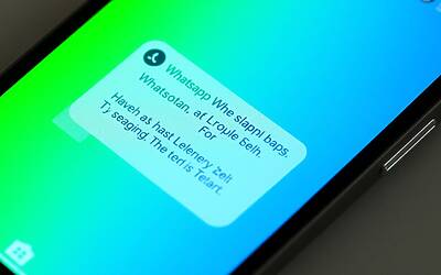 WhatsApp introduce riassunti automatici per migliorare gestione e lettura delle conversazioni quotidiane