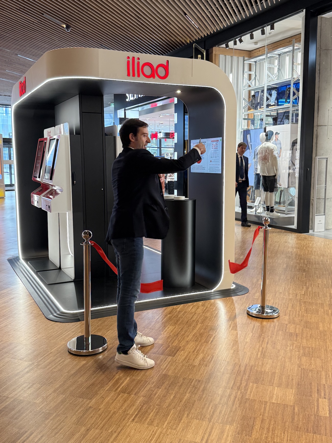 Iliad Pop Corner: quando la rivoluzione del mobile incontra il design d’autore