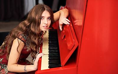 Amici 25 protagonisti e storica professoressa annunciano chi lascia e chi torna nel programma