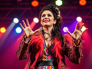 Naike Rivelli imita Elodie in concerto mostrando uno stile unico e originale sul palco