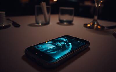 Sesso di gruppo a cena in ristorante e foto condivise su WhatsApp cause denuncia per revenge porn