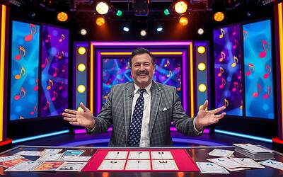 Enrico Papi torna con Sarabanda in TV e critica il gioco d'azzardo negli show televisivi