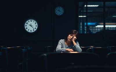 Lavorare la Domenica Danneggia il Benessere Secondo uno Studio Svizzero Aggiornato