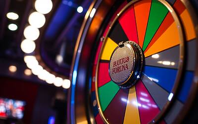 De Martino affronta Scotti e la reazione di Gerry agli ascolti televisivi più recenti