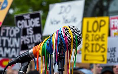 Fedez critica DDL contro l’omofobia e preferisce Adinolfi a Zan per visioni più chiare