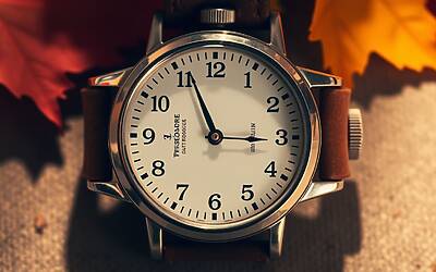 Ora solare 2025 abolizione e impatto sulla salute nel weekend del cambio dell’ora in Italia