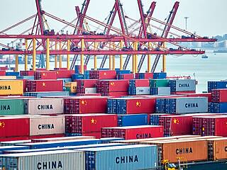 Cina invade l'Europa con merci a basso costo mentre tensioni politiche con Trump aumentano