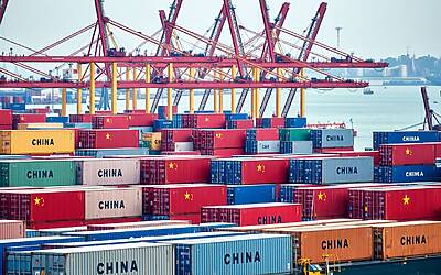 Cina invade l'Europa con merci a basso costo mentre tensioni politiche con Trump aumentano