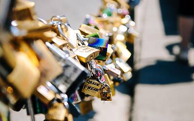 Grande Fratello: Omer e Rasha scelgono di convivere dopo la scoperta post reality