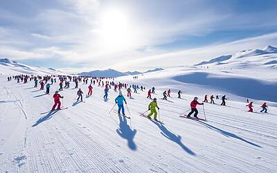 Prato Nevoso: piste affollate e code agli impianti dopo intense nevicate, cronaca e video della giornata