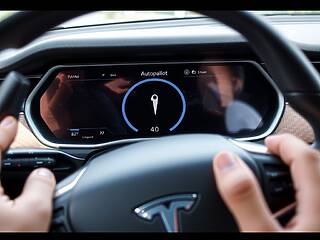 Tesla e guida autonoma: giudice accerta inganno sui veri limiti delle funzionalità self-driving