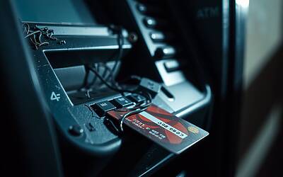 Truffa Bancomat: addebiti inattesi sul conto corrente e come difendersi subito