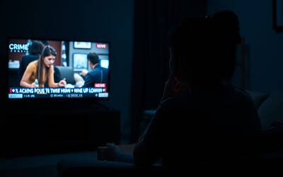 Ascoltatore televisivo sommerso dalla cronaca nera continua rischia cambiamenti profondi, ansia sociale e visione distorta della realtà