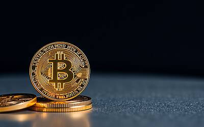 Bitcoin affonda ancora, gli analisti avvertono un rischio nascosto sul mercato