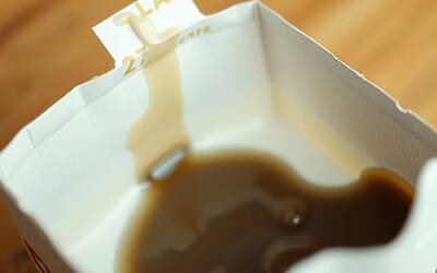 Cartone di latte: scoperta agghiacciante sul fondo, il dettaglio rivela qualcosa di peggio di un topo