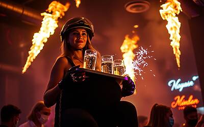 Crans-Montana cameriera del casco svelata: legami con i Moretti e il dettaglio che cambia tutto