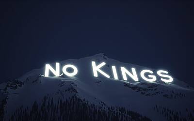 Davos: un monte si accende di protesta con "No Kings" all'arrivo di Trump, sfida ai potenti del mondo