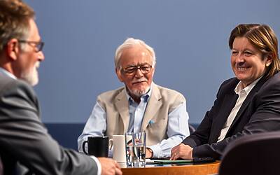 De Martino in polemica per lutto in Affari Tuoi: reazioni critiche e dubbi sull'opportunità della scelta