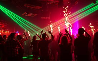 Discoteche italiane vietano candele pirotecniche: il divieto che cambia la notte e divide gestori e clienti