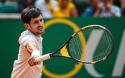 Djokovic domina Sinner e prepara un duello infuocato contro Alcaraz