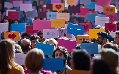 Laura Pausini travolta dai fandom: la cover di Due Vite scatena un’ondata di aggressività social