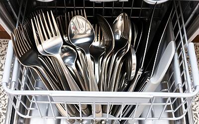 Lavastoviglie, l’errore invisibile delle posate che rovina igiene e stoviglie: la configurazione segreta degli esperti