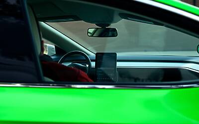 Maniglie a scomparsa nelle auto sotto esame: il nodo sicurezza tra urti reali, salvataggi e responsabilità