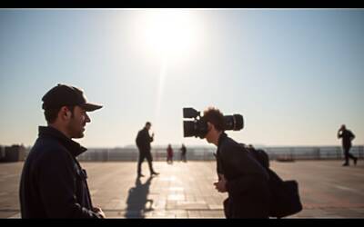 Mediaset porta Fabrizio Corona in tribunale per diffamazione e minacce, lui rilancia lo scontro pubblico
