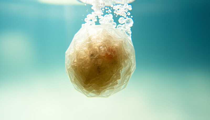 Microplastiche invisibili, la minaccia che respiri ogni giorno senza saperlo: cosa sta entrando nei tuoi polmoni