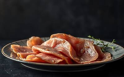 Prosciutto cotto sotto accusa: cosa nasconde davvero il legame con i tumori che il web ripropone incessantemente