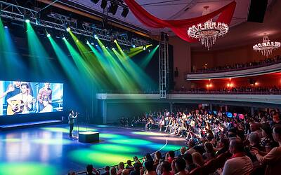 Sanremo rivoluziona il palco con Sabrina Ferilli, Luca Argentero e Achille Lauro