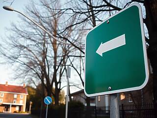 Segnali stradali verdi svelato il mistero dei cartelli europei che confondono automobilisti e navigatori