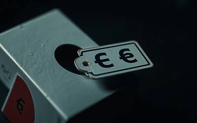 Sigarette al centro di una svolta fiscale clamorosa, proposta legge popolare punta a rincari record fino a cinque euro