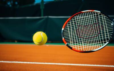 Sinner trasforma il servizio in segreto devastante che spiazza i rivali e riscrive gli equilibri del tennis mondiale