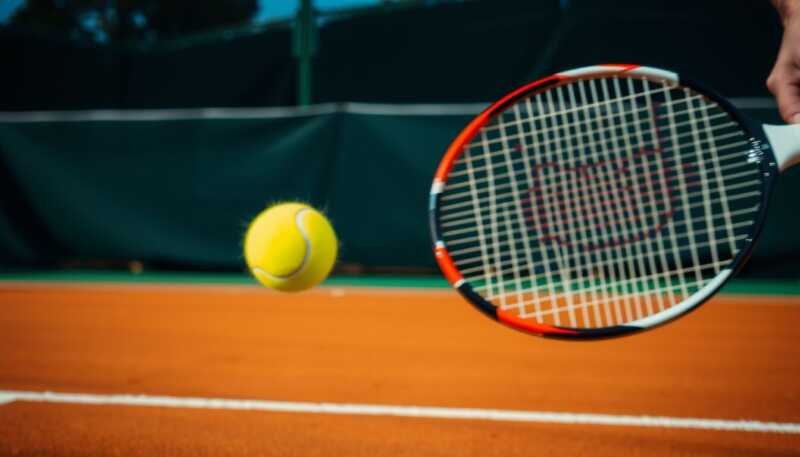 Sinner trasforma il servizio in segreto devastante che spiazza i rivali e riscrive gli equilibri del tennis mondiale