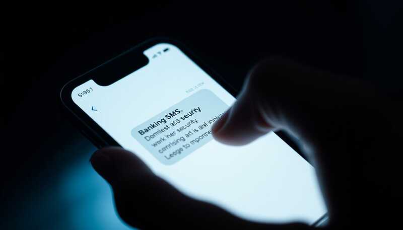 SMS truffa, maxi blitz: rete italiana rubava credenziali bancarie, come hanno incastrato i registi del raggiro