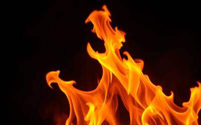 Strage di Crans-Montana, pannelli fonoassorbenti nel mirino: materiali infiammabili e gas tossici sotto accusa