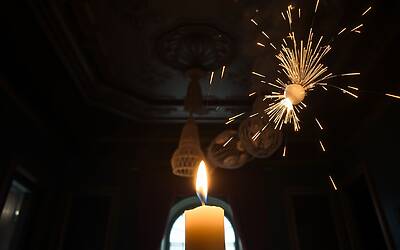 Svizzera, procuratrice svela choc: incendio devastante scatenato da candele su bottiglie, ecco cosa non sai