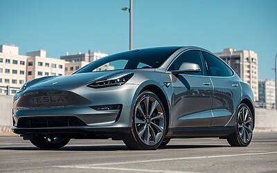 Tesla cancella FSD a vita, l’abbonamento diventa obbligatorio e cambia tutto per gli automobilisti