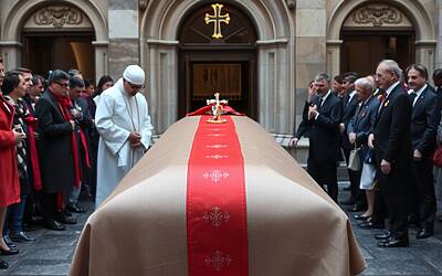 Valentino, l’ultimo saluto in silenzio: preghiera privata apre la camera ardente e commuove il Paese