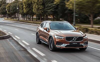 Volvo rilancia su CarPlay mentre i concorrenti cambiano rotta