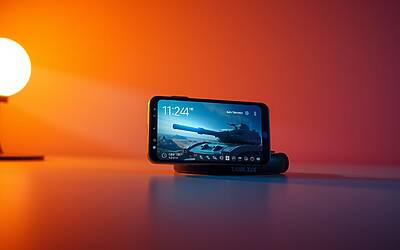 8849 Tank X trasforma il telefono in un vero proiettore portatile