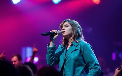 Anna Tatangelo sorprende i fan e rinvia il tour per un motivo inatteso