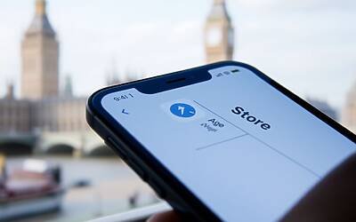 Apple introduce verifica età per utenti nel Regno Unito su iOS