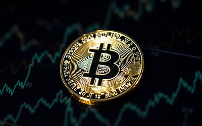 Bitcoin rimbalza verso quota 70000 dopo inflazione in rallentamento